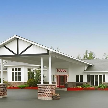 Econo Lodge Lakeshore Манистик Экстерьер фото