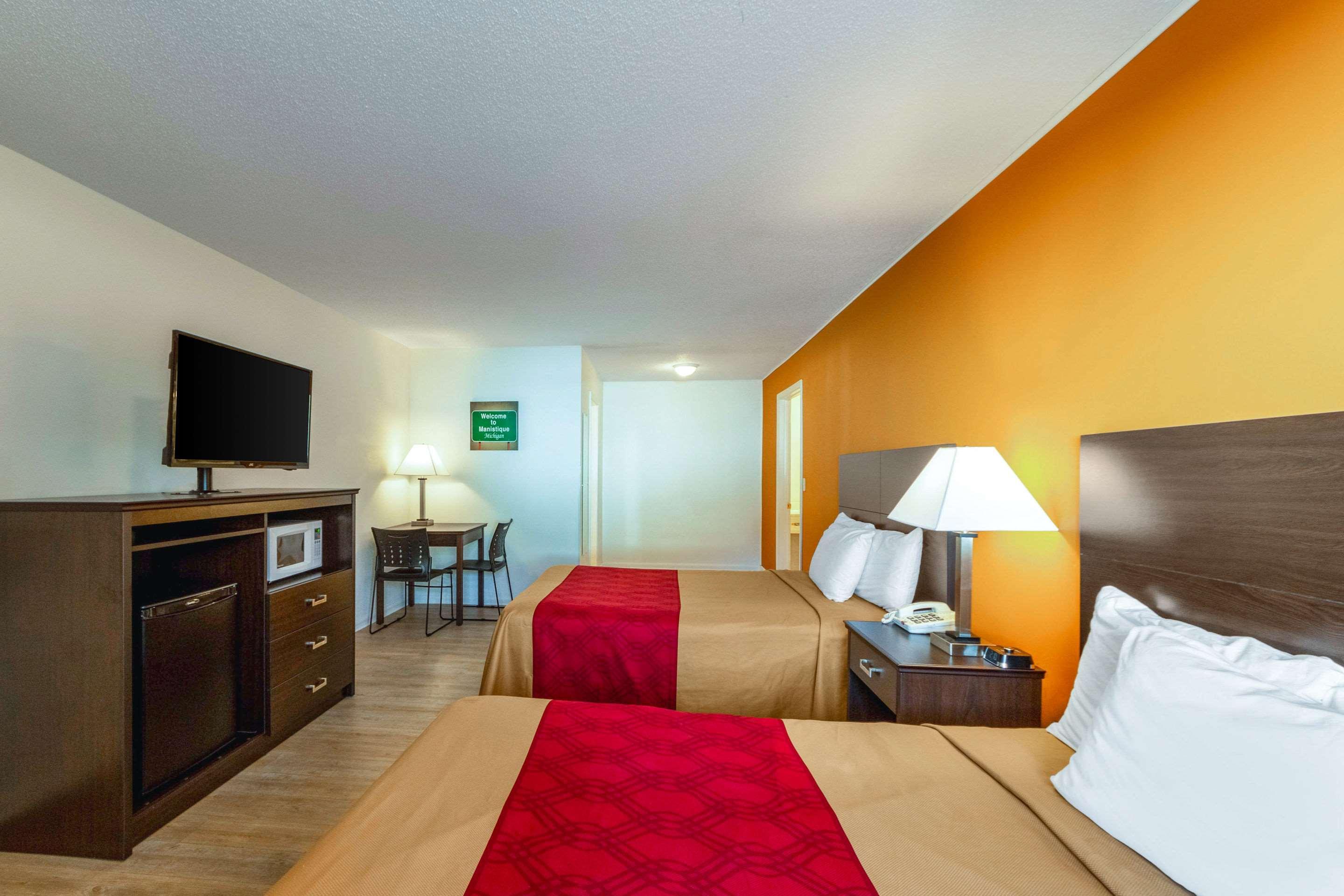 Econo Lodge Lakeshore Манистик Экстерьер фото