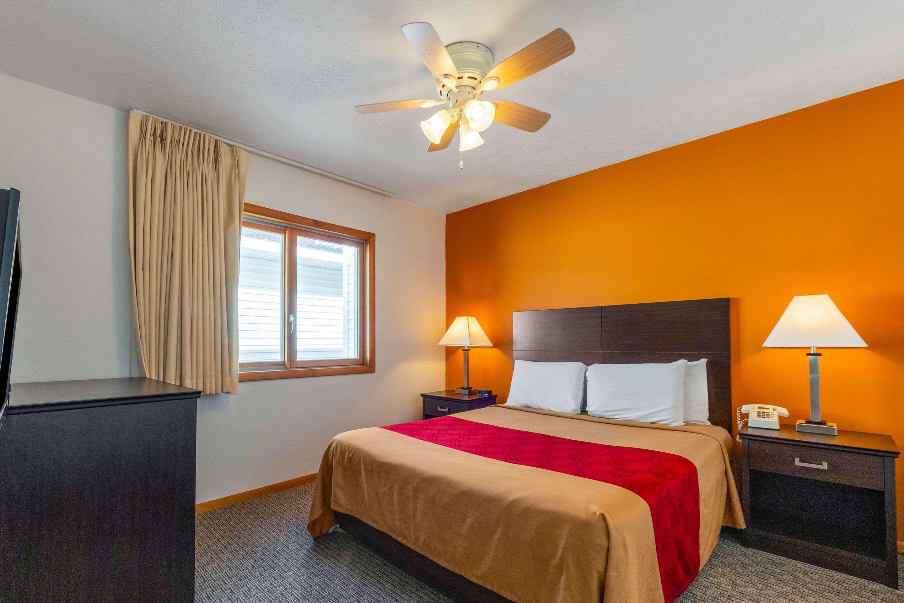 Econo Lodge Lakeshore Манистик Экстерьер фото