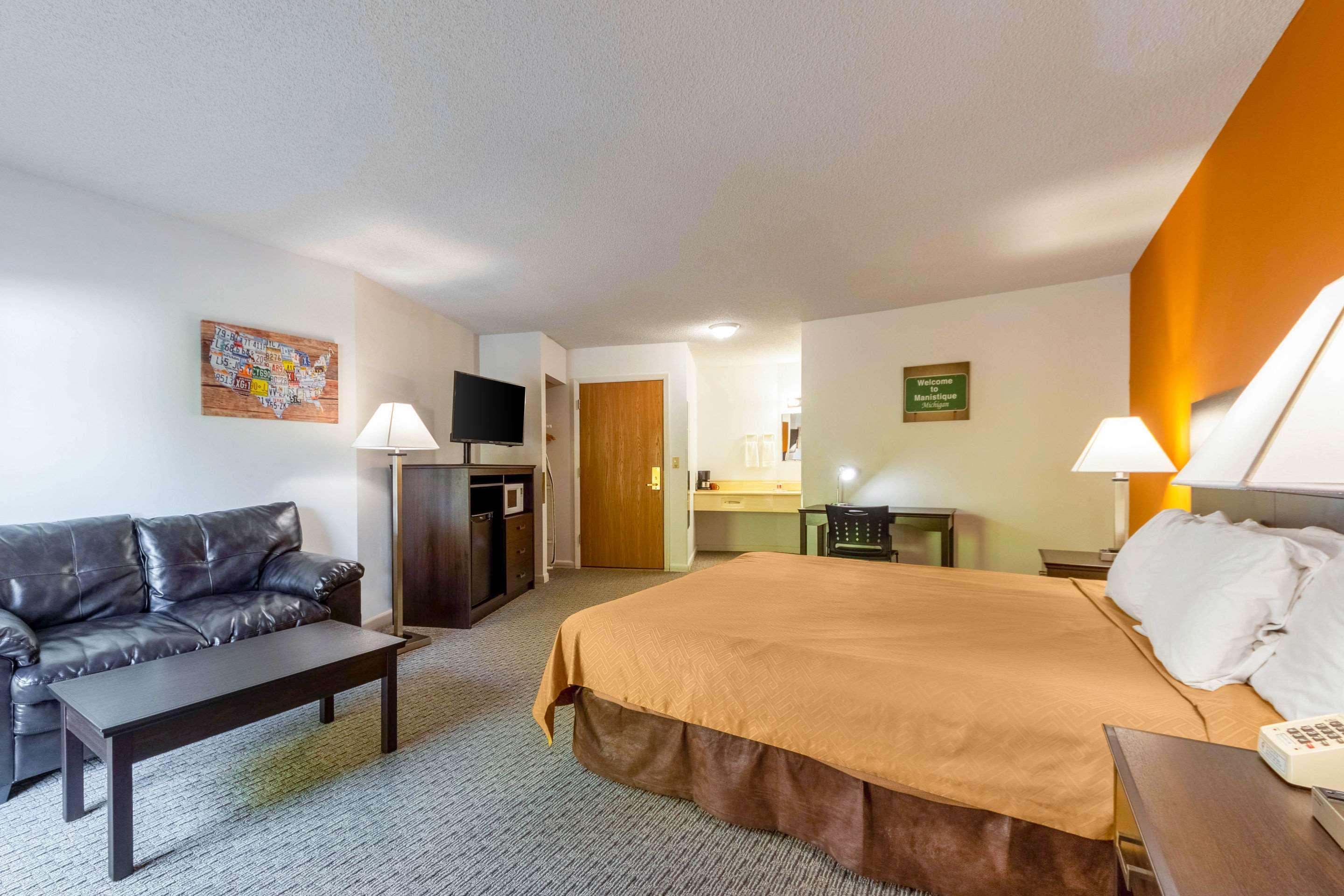 Econo Lodge Lakeshore Манистик Экстерьер фото