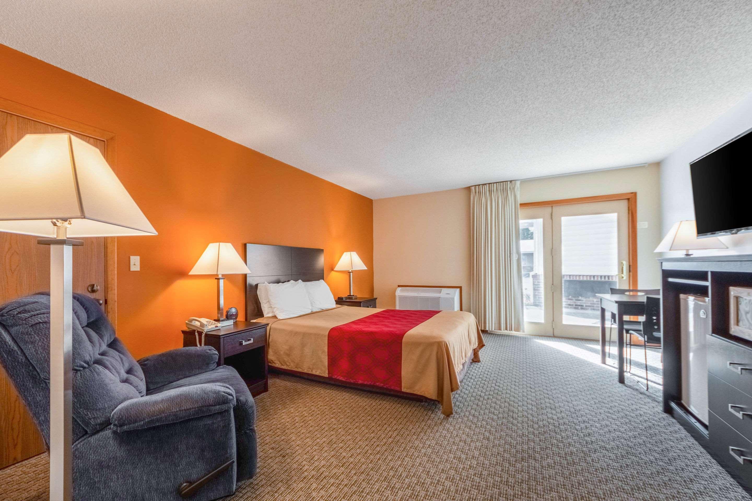 Econo Lodge Lakeshore Манистик Экстерьер фото