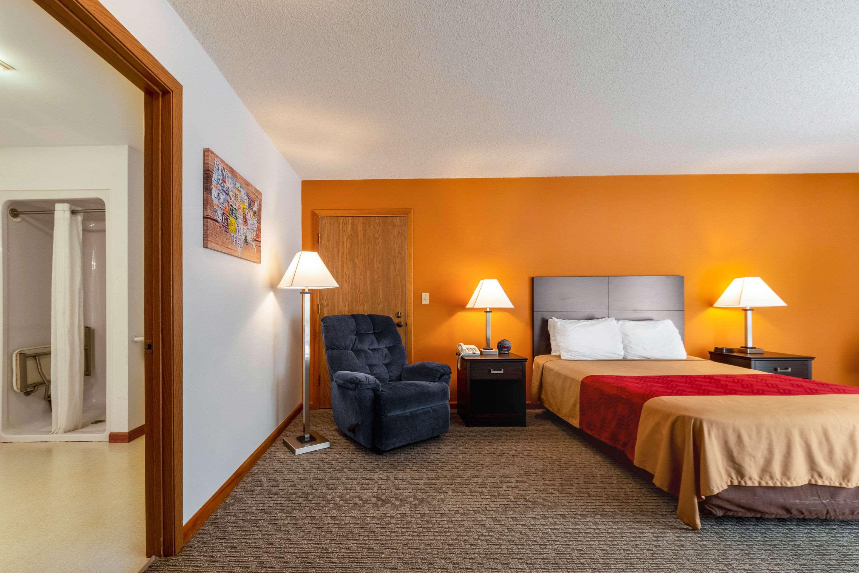 Econo Lodge Lakeshore Манистик Экстерьер фото