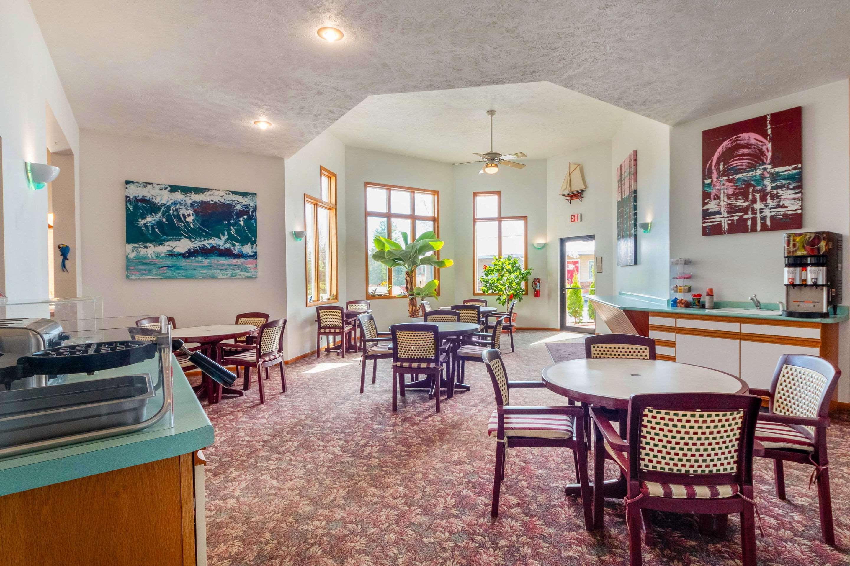 Econo Lodge Lakeshore Манистик Экстерьер фото