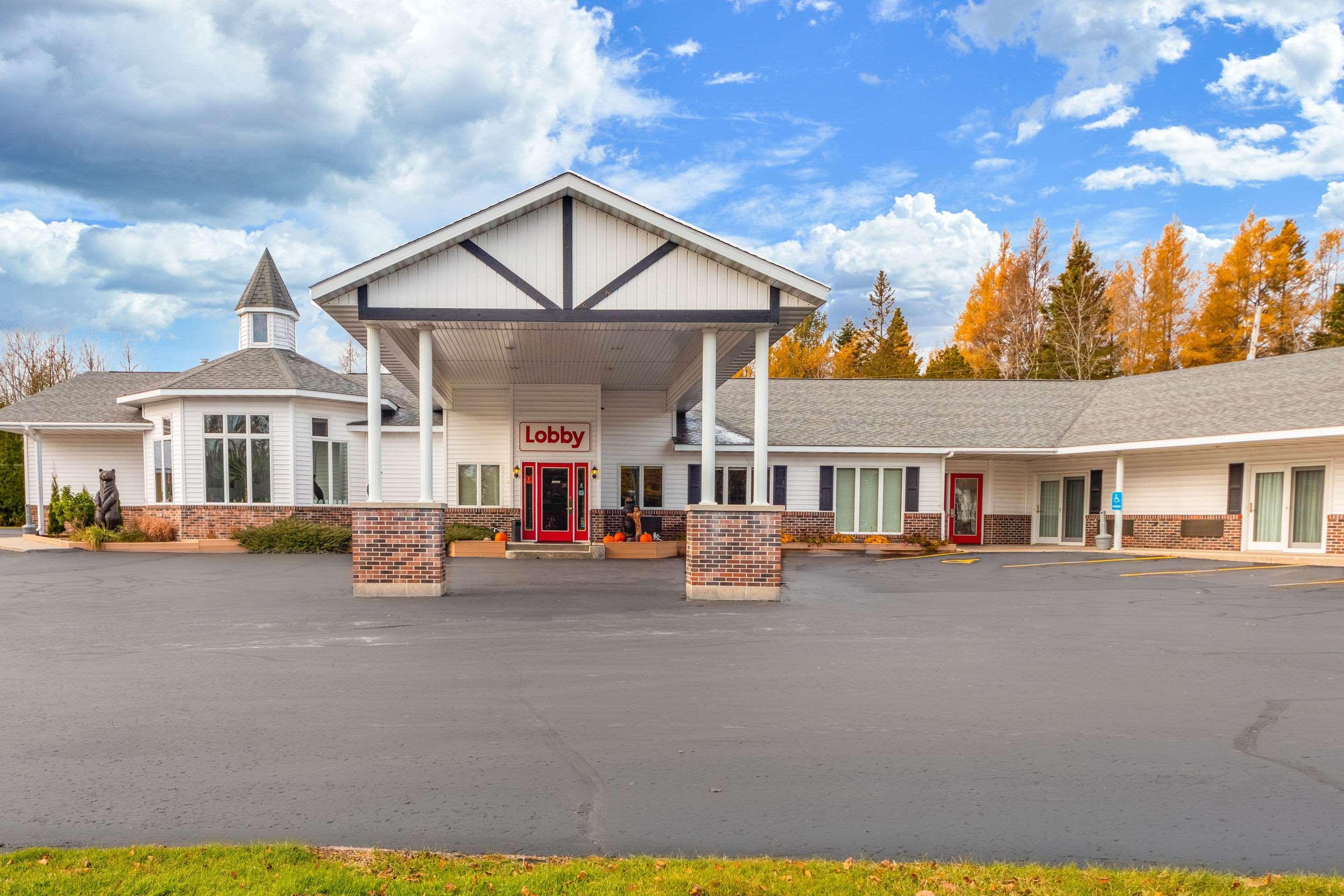 Econo Lodge Lakeshore Манистик Экстерьер фото