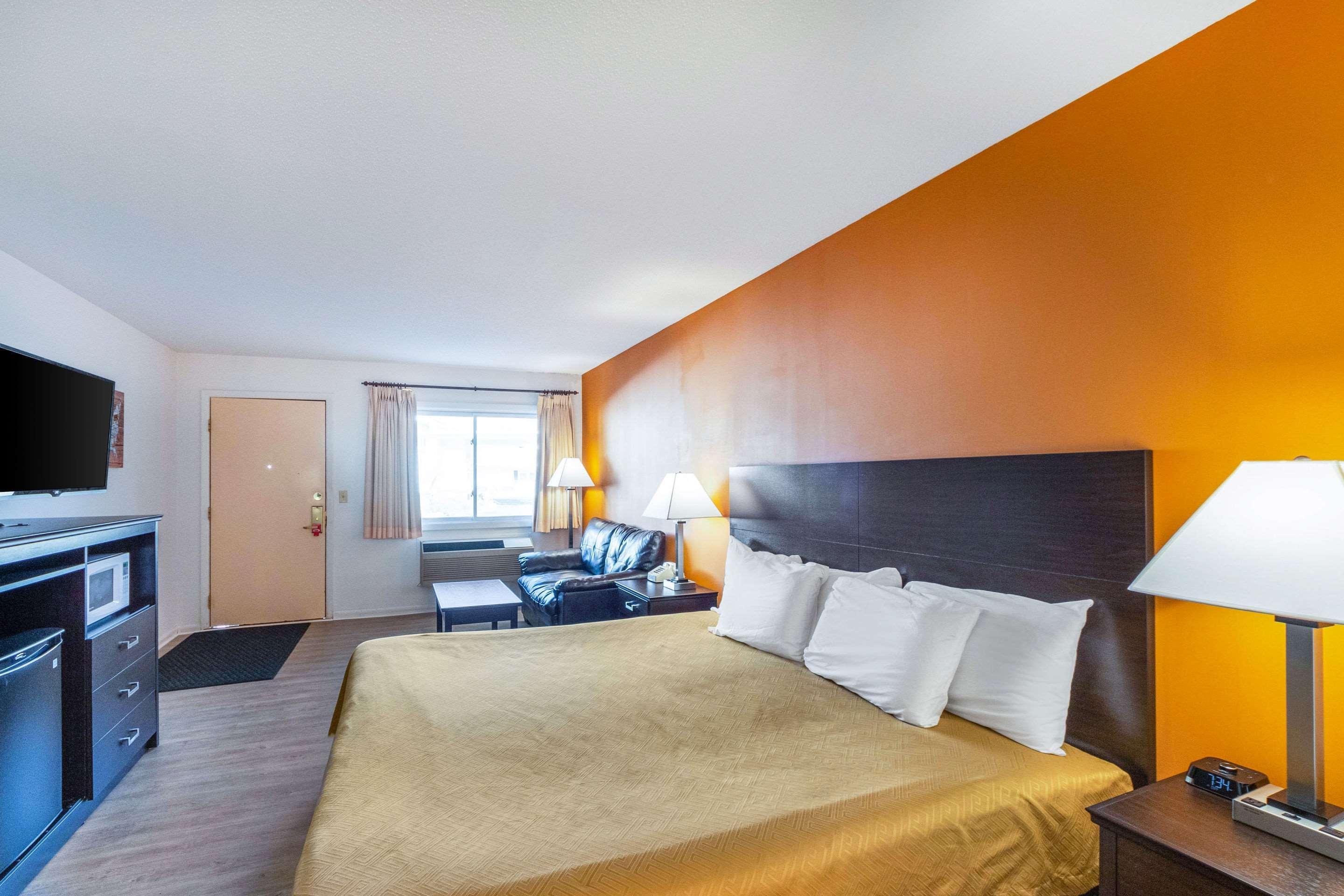 Econo Lodge Lakeshore Манистик Экстерьер фото