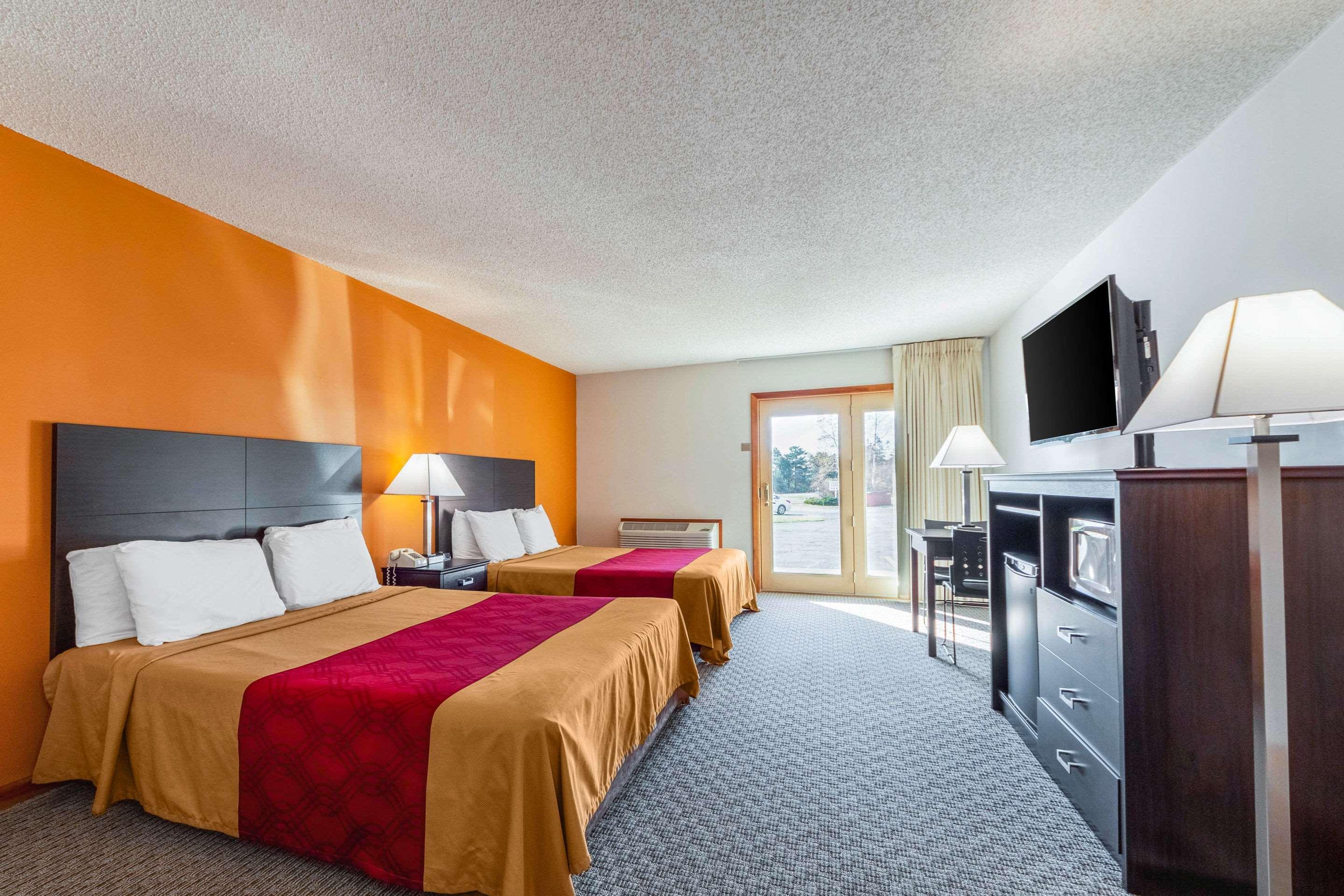 Econo Lodge Lakeshore Манистик Экстерьер фото