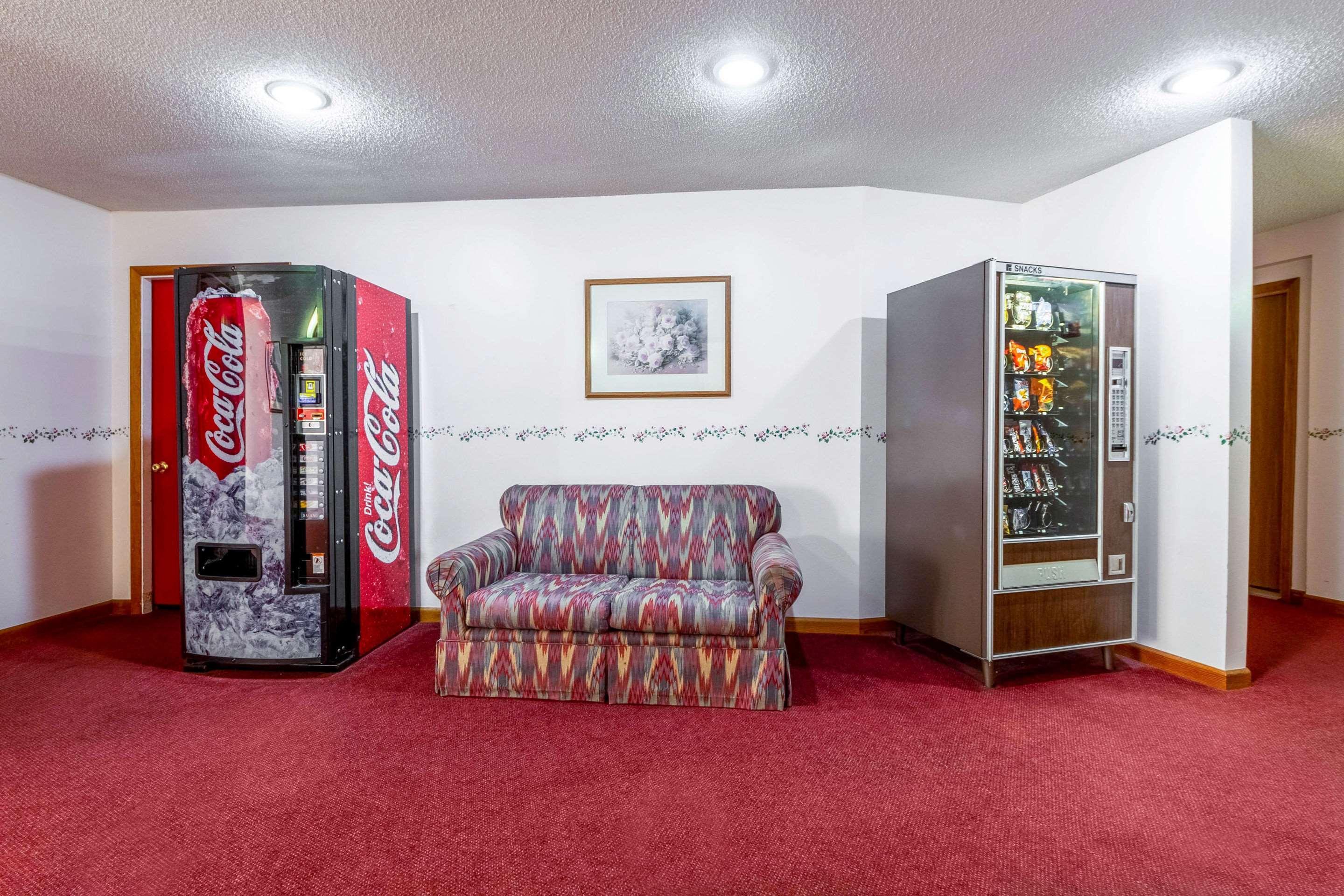 Econo Lodge Lakeshore Манистик Экстерьер фото