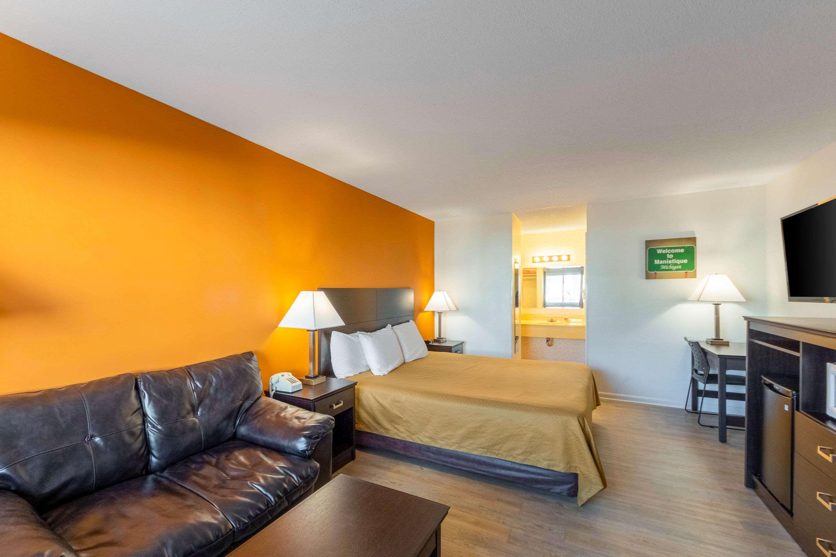 Econo Lodge Lakeshore Манистик Экстерьер фото