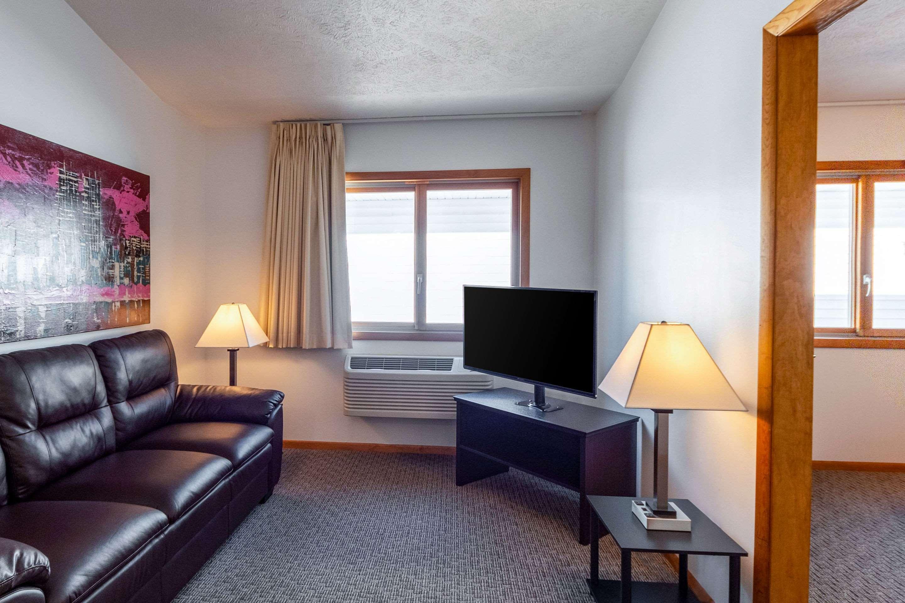 Econo Lodge Lakeshore Манистик Экстерьер фото