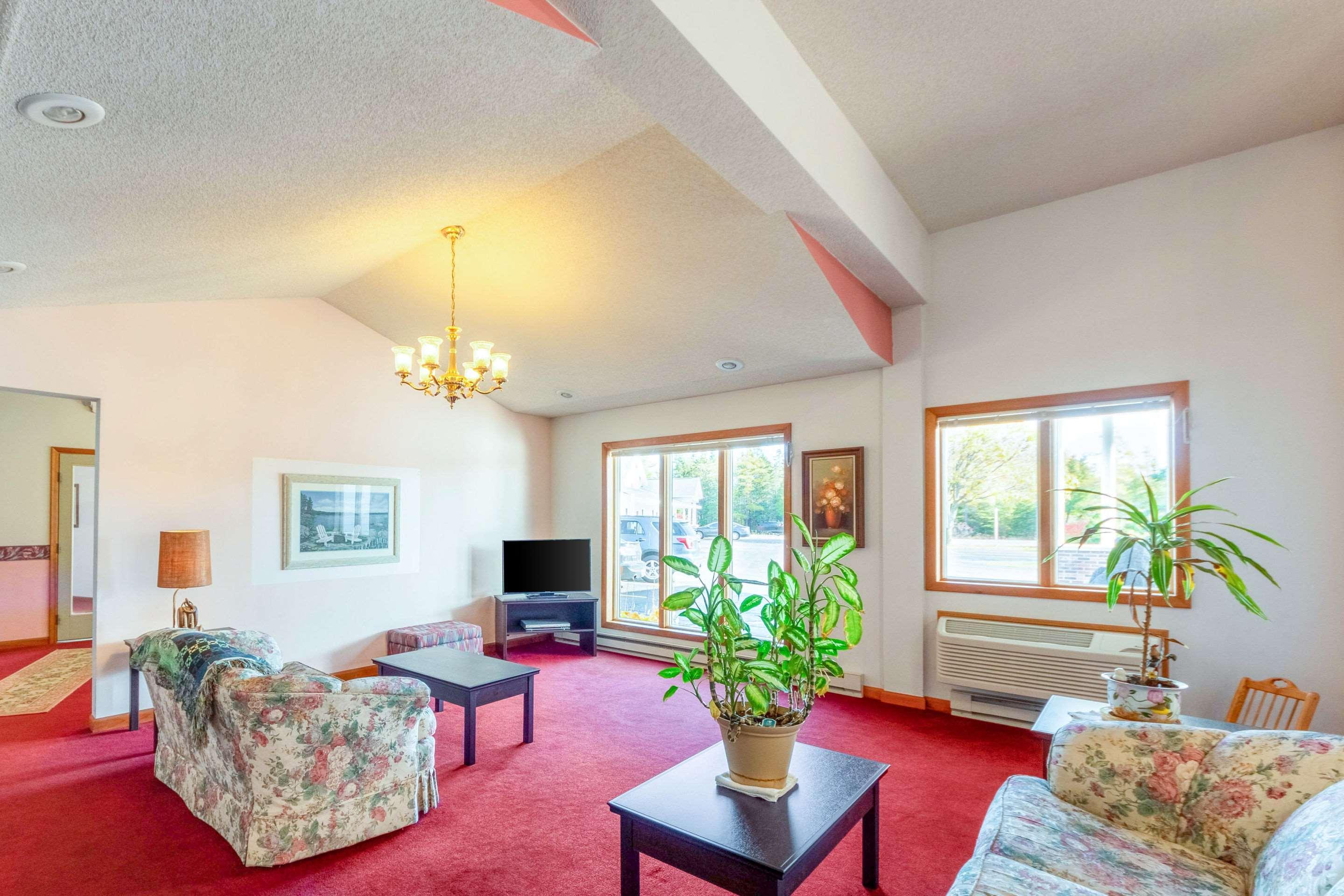 Econo Lodge Lakeshore Манистик Экстерьер фото
