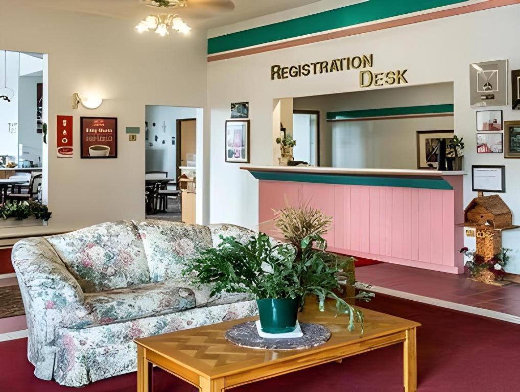 Econo Lodge Lakeshore Манистик Экстерьер фото