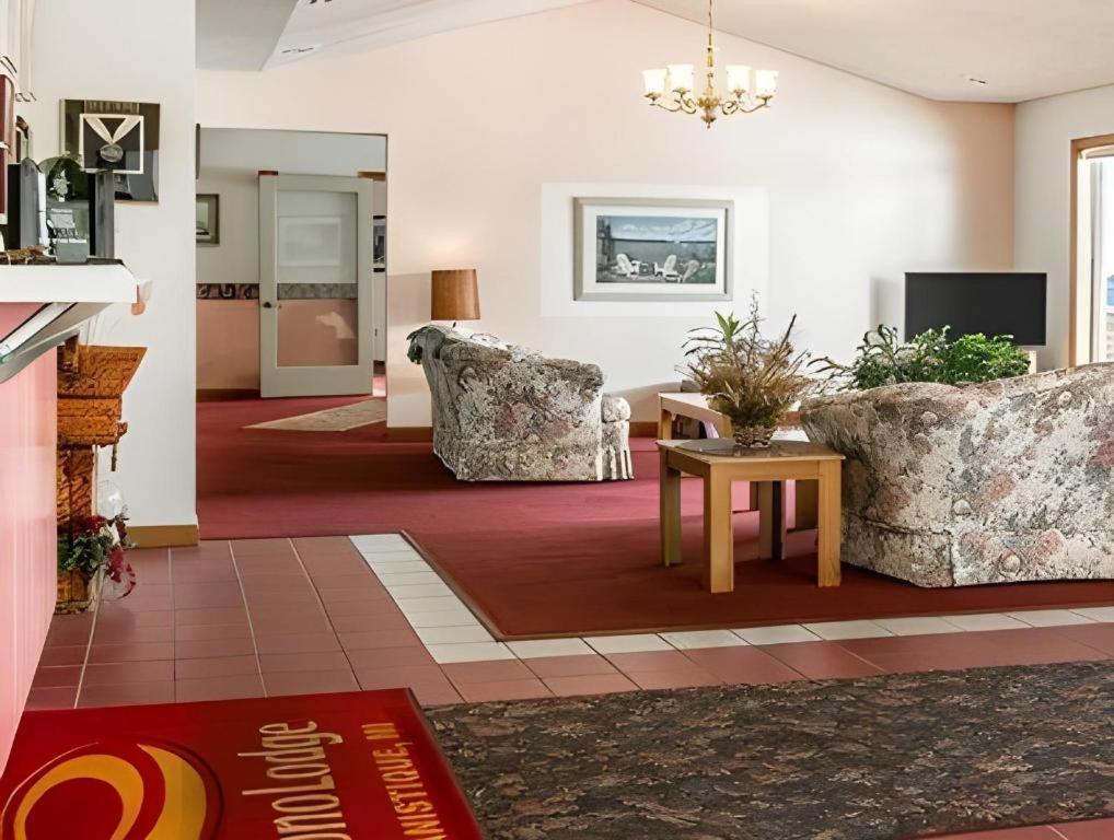 Econo Lodge Lakeshore Манистик Экстерьер фото