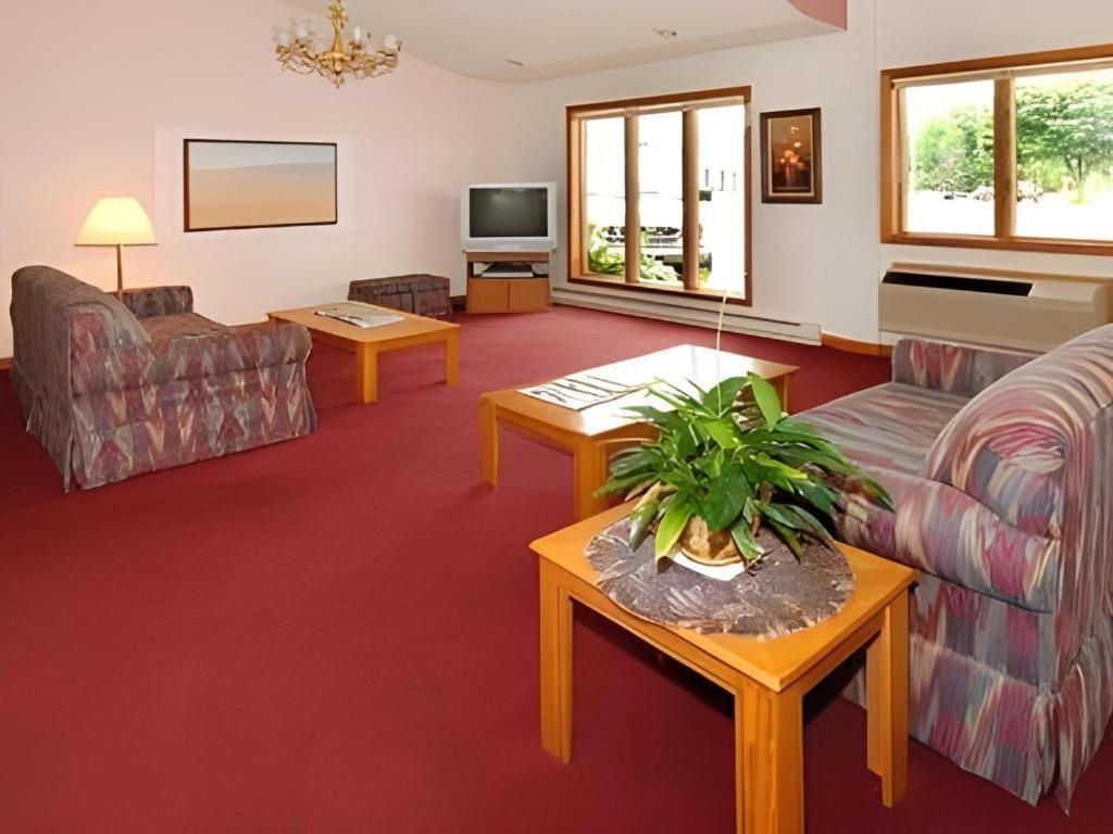 Econo Lodge Lakeshore Манистик Экстерьер фото