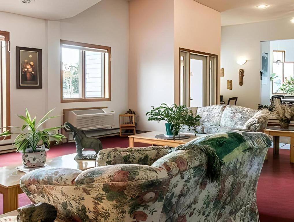 Econo Lodge Lakeshore Манистик Экстерьер фото