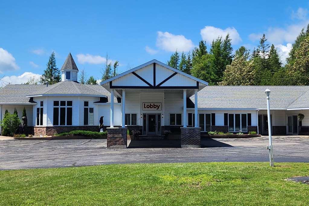 Econo Lodge Lakeshore Манистик Экстерьер фото
