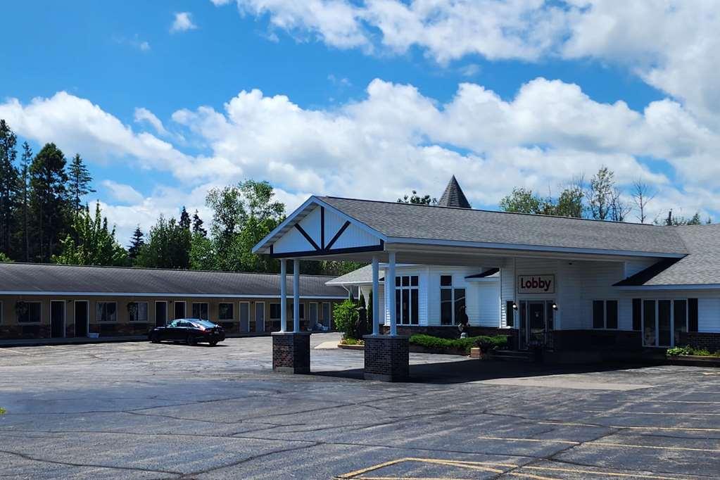 Econo Lodge Lakeshore Манистик Экстерьер фото