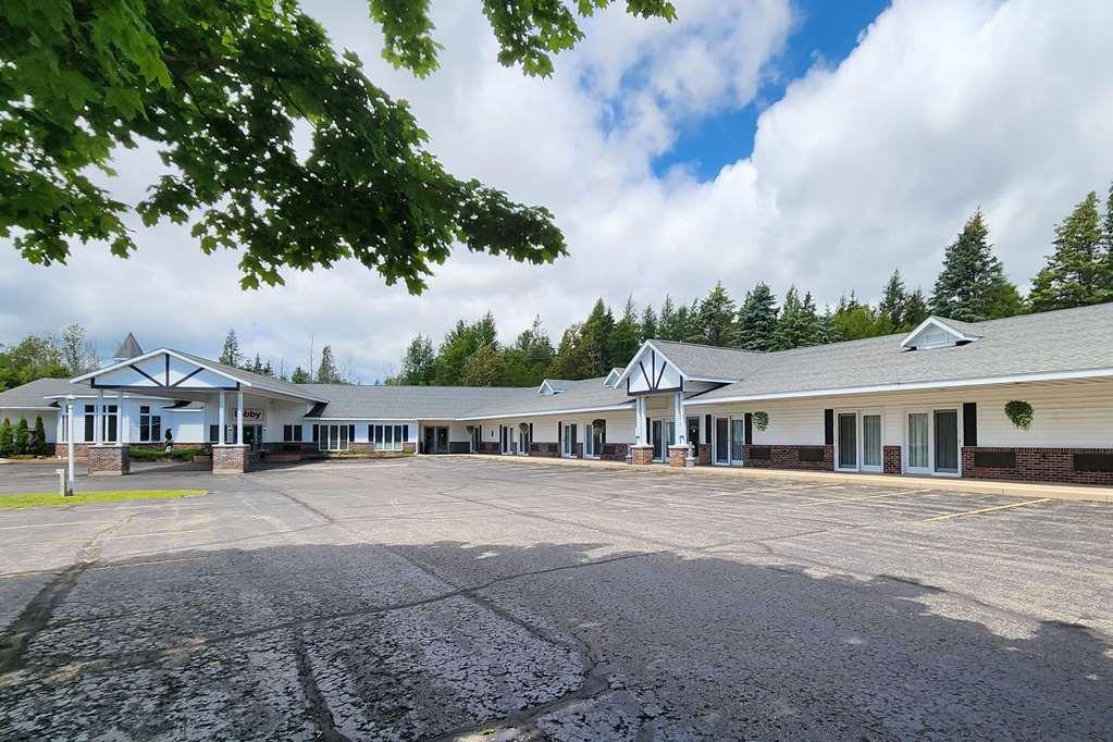 Econo Lodge Lakeshore Манистик Экстерьер фото