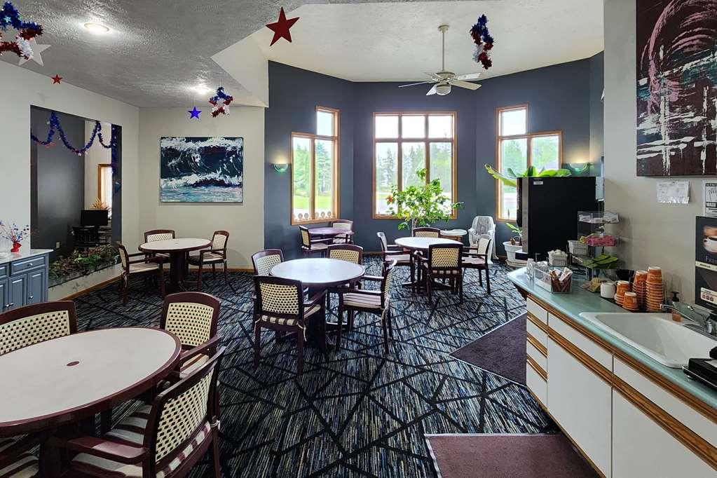 Econo Lodge Lakeshore Манистик Ресторан фото