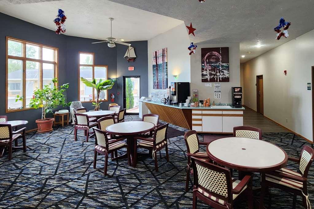 Econo Lodge Lakeshore Манистик Ресторан фото