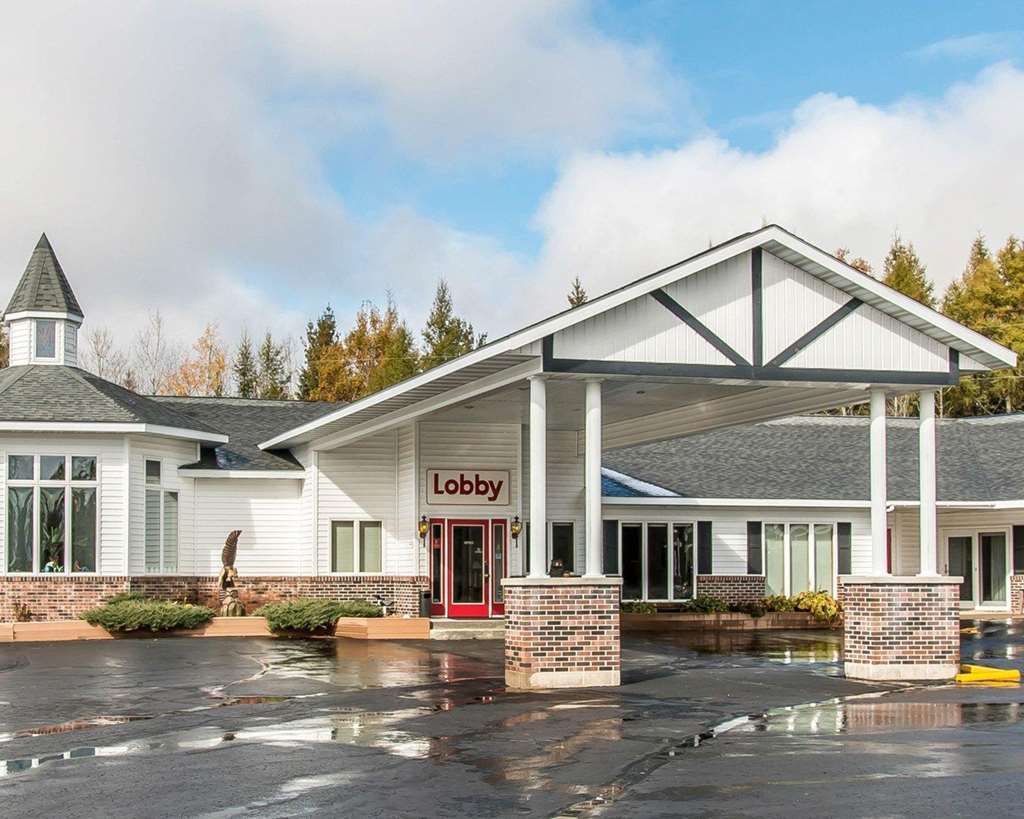 Econo Lodge Lakeshore Манистик Экстерьер фото